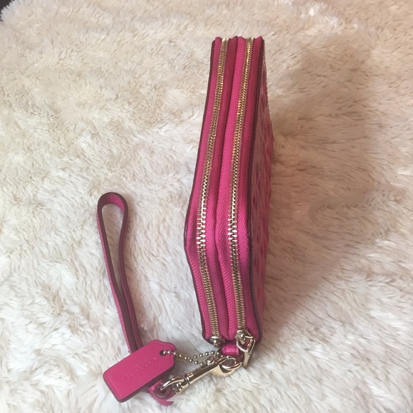 🔴SOLD🔴Coach Pink Embossed - Picture 4 of 8
